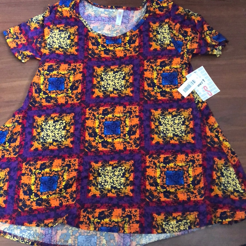 BNWT lularoe logo perfect tee!